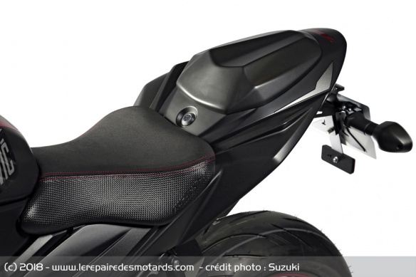 La selle et le capot de selle