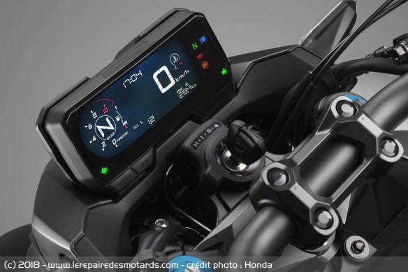 L'instrumentation LCD de la CB500F