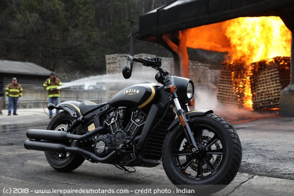 La moto reprend les couleurs des camions de la Jack Daniel's Fire Brigade La moto reprend les couleurs des camions de la Jack Daniel's Fire Brigade