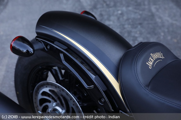 Selle spécifique brodée au nom de la marque Selle spécifique brodée au nom de la marque
