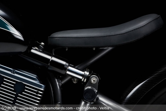 Le style de la moto est bien travaillé, comme cette selle suspendue