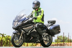 Une nouvelle BMW R1200RT en route