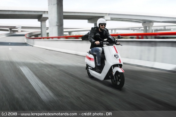 Scooter électrique NIU N-GT sur route