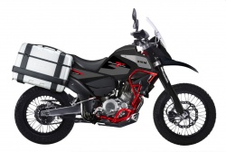 La SWM Superdual T 650 de côté, avec ses valises Givi