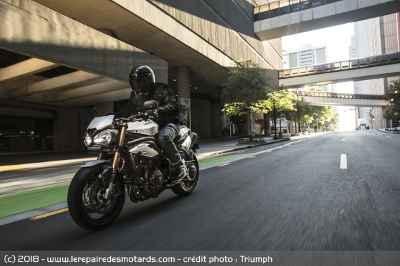 Triumph Speed Triple S en ville
