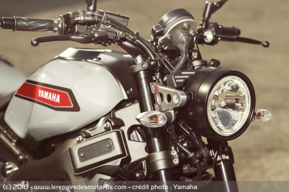 La déco s'inspire de celle des motos de GP Yamaha des années 70