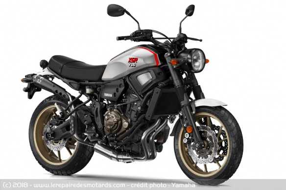 Yamaha XSR700 XTribute avec l'échappement haut optionnel