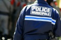 Un motard assiste policier interpellation