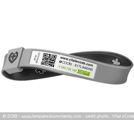 Le bracelet, avec son code facilement visible par les secours