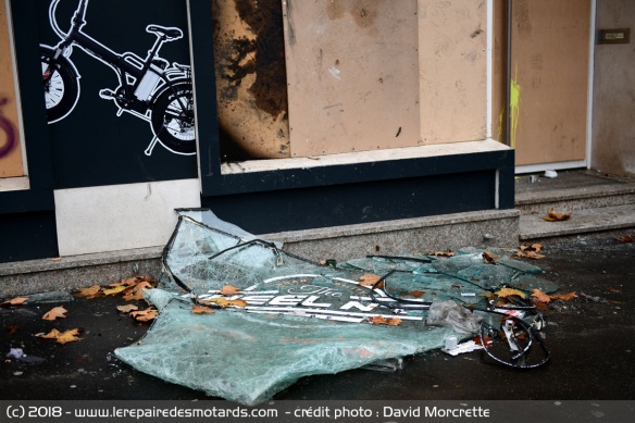 Vitrine brisée avenue de la Grande Armée