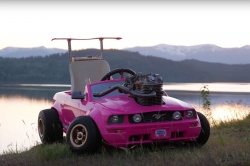 Un moteur de moto dans une voiturette Barbie