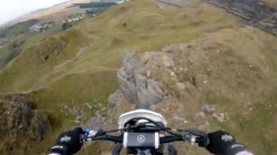 Il chute d'une falaise à moto