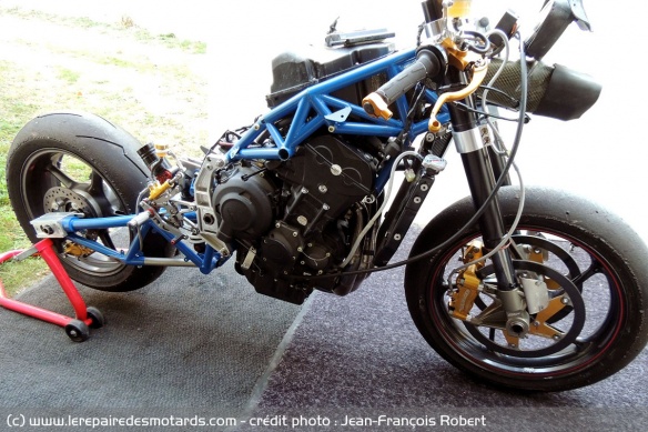 Le cadre de la Moto2 ne pèse que 5,7 kg, platines incluses !