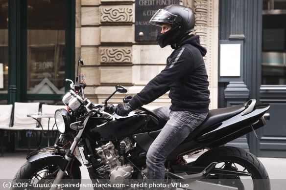 Le blouson est entièrement doublé en Kevlar Le blouson est entièrement doublé en Kevlar