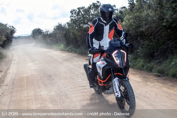L'ensemble Dainese D-Explorer 2
