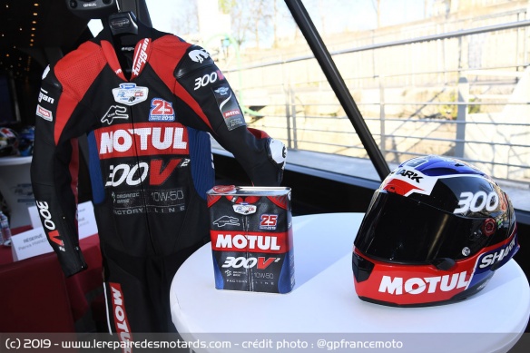 La combinaison Furygan, le bidon Motul et le casque Shark La combinaison Furygan, le bidon Motul et le casque Shark