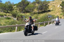 Grand excès vitesse en short et t-shirt - photo d'illustration