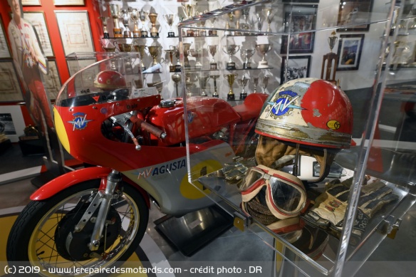 La MV Agusta et quelques équipement d'Agostini