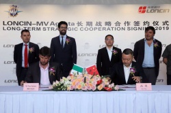Timur Sardarov (MV Agusta) et Yong Gao (Loncin) lors de la signature du partenariat