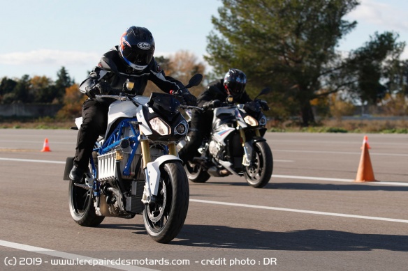 Le E-Power Roadster tient tête à la S1000R, à l'accélération tout du moins Le E-Power Roadster tient tête à la S1000R, à l'accélération tout du moins
