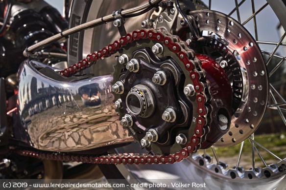 Le bras oscillant de la Super Duke est passé dans un bain de chrome Le bras oscillant de la Super Duke est passé dans un bain de chrome