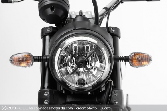 Le phare de la Ducati Scrambler Icon Dark Le phare de la Ducati Scrambler Icon Dark