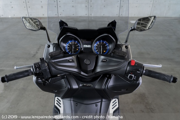 Poste de conduite du Yamaha TMax 560