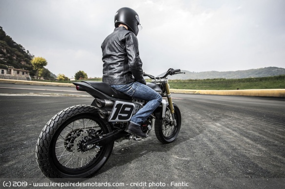 Le modèle s'inspire de l'univers du Flat Track Le modèle s'inspire de l'univers du Flat Track