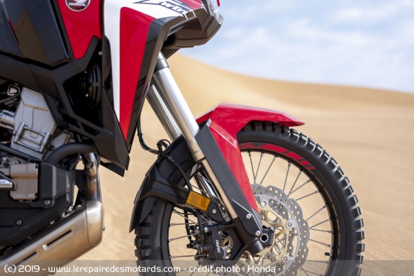 La fourche inversée Showa de la Honda CRF1100L Africa Twin