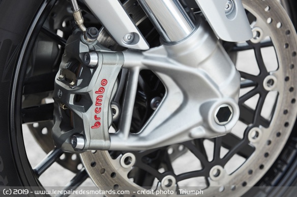 Freins Brembo Stylema avec double disque de 320 mm à l'avant