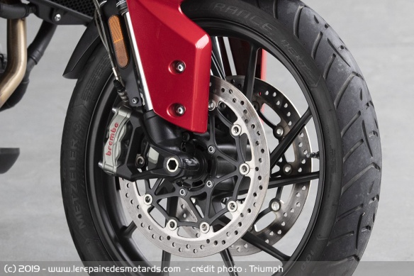 2 disques flottants 320mm, étriers Brembo Stylema 4 pistons monobloc. ABS avec centrale inertielle