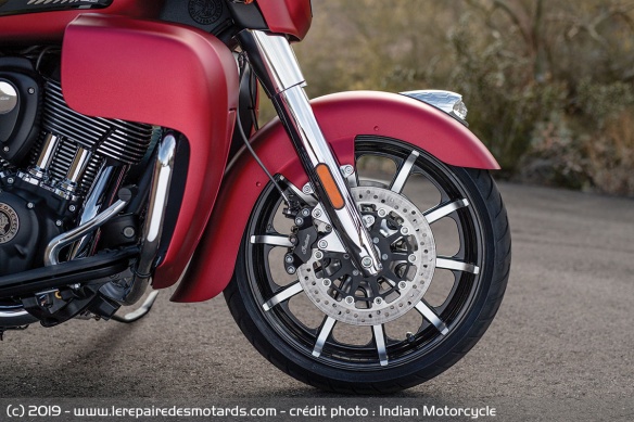 La roue avant de 19' de la Roadmaster Dark Horse