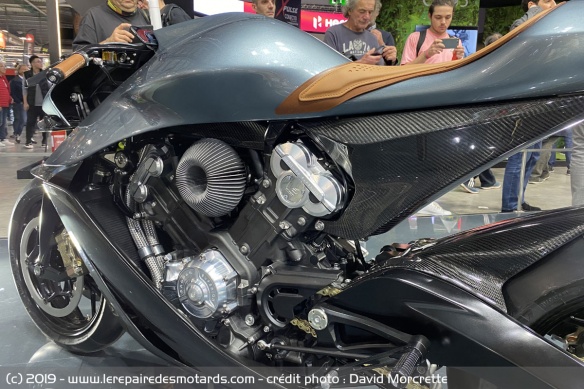 Avec son turbo, le twin Brough délivre maintenant 180 ch Avec son turbo, le twin Brough délivre maintenant 180 ch