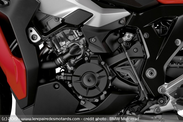 Le moteur, dérivé de la S1000RR, délivre 165 ch et 114 Nm