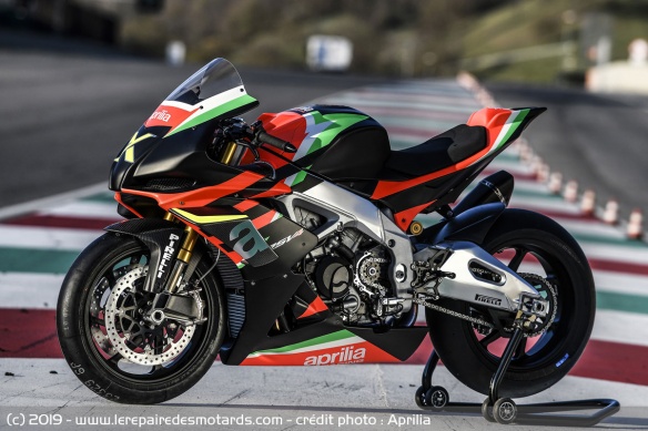 La RSV4 X développe 225 chevaux La RSV4 X développe 225 chevaux