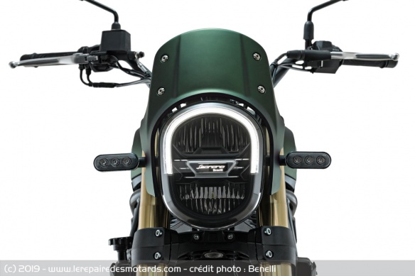 Phare à LED de la Benelli Leoncino 800 Trail
