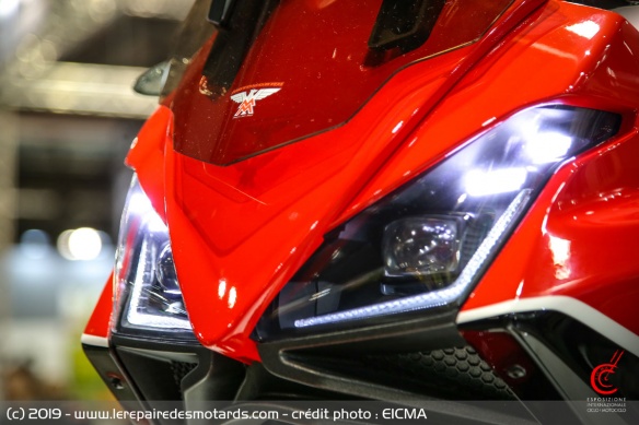 Les phares à LED de la Moto Morini X-Cape Les phares à LED de la Moto Morini X-Cape