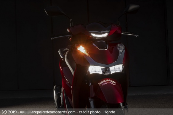 Le Honda SH125i opte pour les diodes