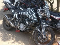 La KTM 390 Adventure s'expose en Inde - Crédit photo : Zigwheels.com