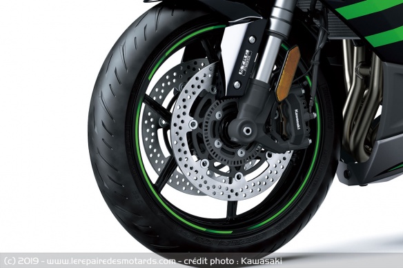 La 1000SX est chaussée de pneus Bridgestone S22