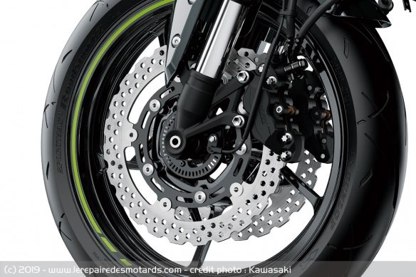 La Z900 reçoit des pneus Dunlop sportmax Roadsport 2