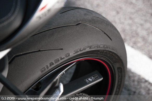 La Street reçoit des pneus Pirelli Diablo Supercorsa SP