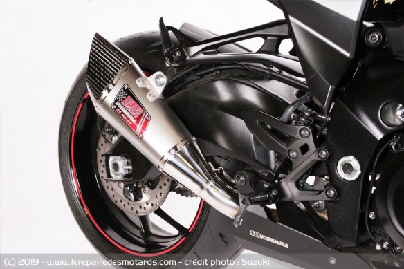 La roadster hérite ici d'un silencieux Yoshimura R11 La roadster hérite ici d'un silencieux Yoshimura R11
