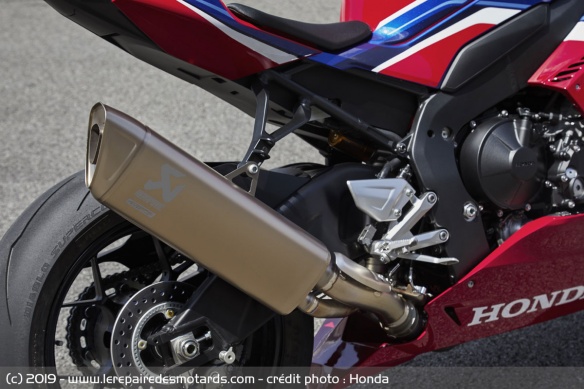 Le modèle bénéficie d'un silencieux Akrapovic de série