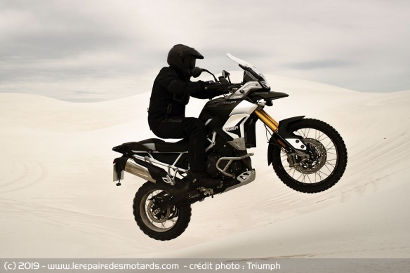 Triumph Tiger 900 Rally Pro dans le désert