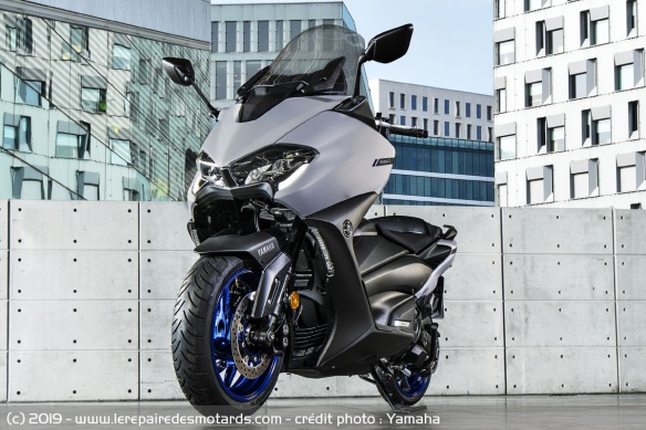 Yamaha TMax 560 de face