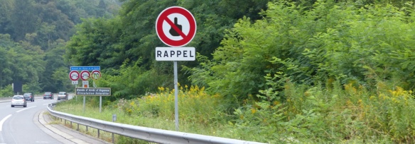Nouveau panneau routier doigt honneur