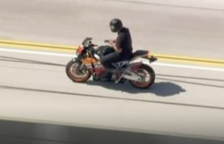 Poursuivi par la police, il sort son portable à moto pour écrire un SMS (c) photo : NBC