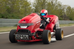 Record : 241 km/h pour la tondeuse Honda