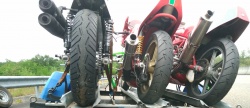 La remorque moto se fait la malle sur l'autoroute - Crédit photo : @GendarmerieLandes